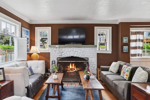 Susans Beach Cottage Steps to Sand & Surf! House in Manzanita