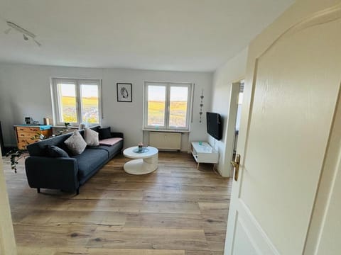 TV and multimedia, Living room, Seating area, Evening entertainment