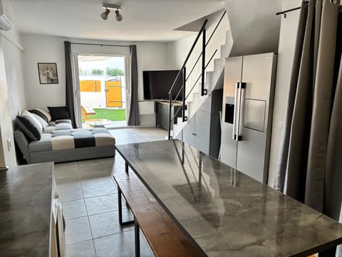 Maison avec cour 8 personnes - Bazarette House in Saintes-Maries-de-la-Mer