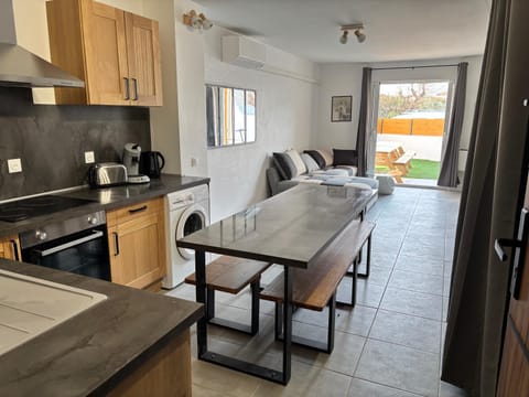 Maison avec cour 8 personnes - Bazarette House in Saintes-Maries-de-la-Mer