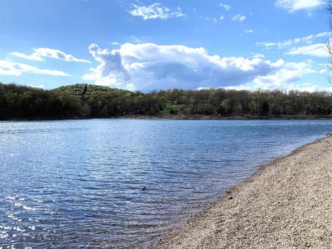 The Cove 26-2 By SDC, Big Deck, Pool, Hot Tub, By Lake Apartment in Indian Point