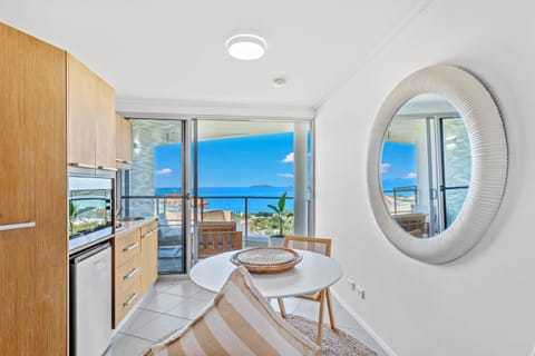Kitchen or kitchenette, Seating area, Sea view
