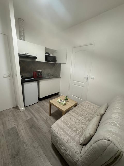 Kitchen or kitchenette, Living room, stove
