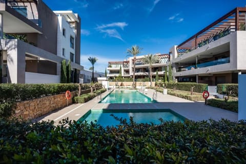 Property building, Day, Garden, Swimming pool, Swimming pool, sunbed