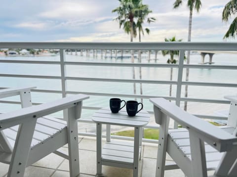Bahia Vista Top Floor Waterfront Beauty 9-520 House in Isla del Sol
