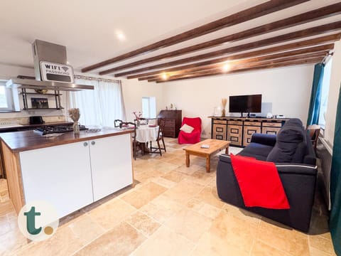 Communal lounge/ TV room, Living room, Seating area, stove, kitchen