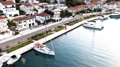 Property building, Day, Natural landscape, Activities, Sea view, Street view, Location