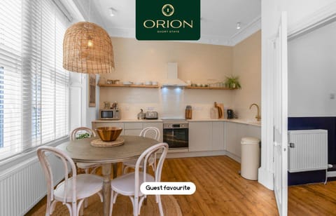 Coffee/tea facilities, Kitchen or kitchenette, Dining area, stove, toaster