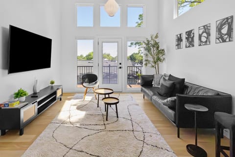Communal lounge/ TV room, TV and multimedia, Living room, Seating area, Evening entertainment