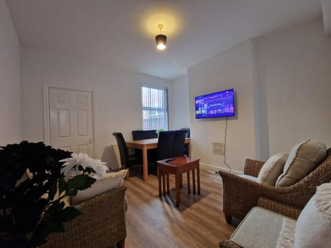 Nice Living Serviced Accommodations Leicester 2 House in Leicester