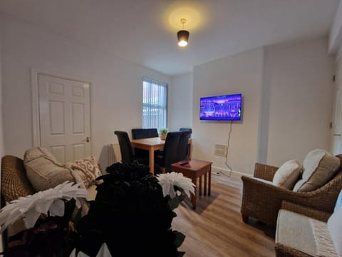 Nice Living Serviced Accommodations Leicester 2 House in Leicester