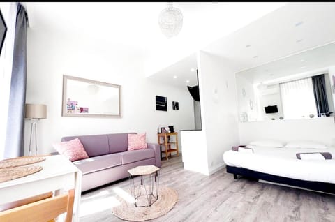 Bed, TV and multimedia, Living room, Photo of the whole room, Seating area, Bedroom
