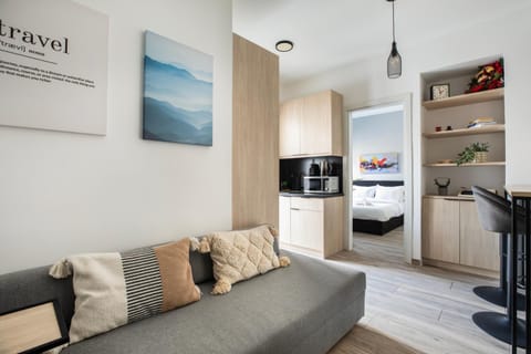 TV and multimedia, Living room, Decorative detail, Seating area, air conditioner