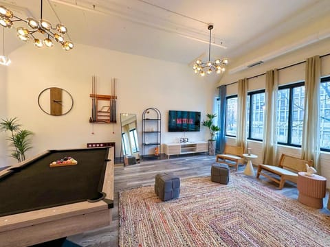Luxury 6BR Suite with Pool Table Sleeps 12 Perfect for Group Stay Near McCormick Place, Grant Park and Soldier Field Apartment in South Loop