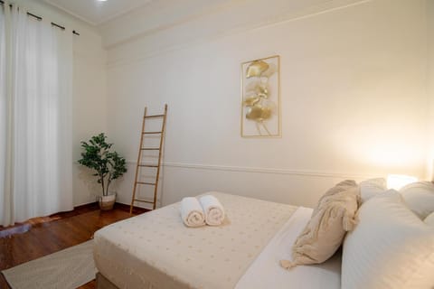 Bed, Bedroom, towels