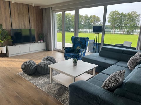 Communal lounge/ TV room, Garden view, Lake view