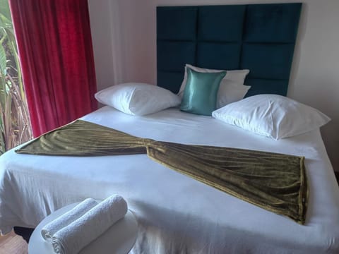 MayBach Hills Palace Guesthouse Bed and Breakfast in Western Cape