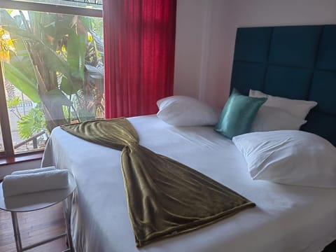 MayBach Hills Palace Guesthouse Bed and Breakfast in Western Cape