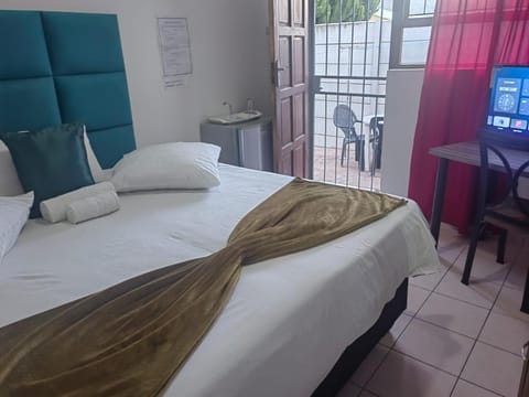 MayBach Hills Palace Guesthouse Bed and Breakfast in Western Cape