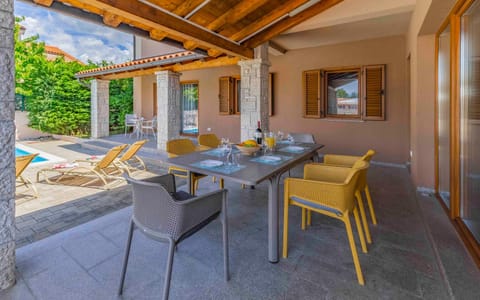 Balcony/Terrace, Seating area, Pool view