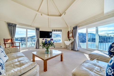 Natural landscape, TV and multimedia, Living room, Seating area