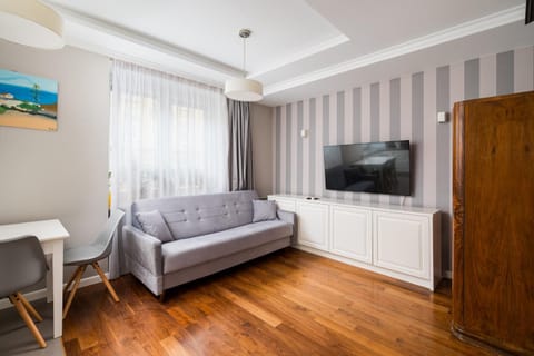 Communal lounge/ TV room, Bed, TV and multimedia, Living room, Photo of the whole room, Seating area, Evening entertainment