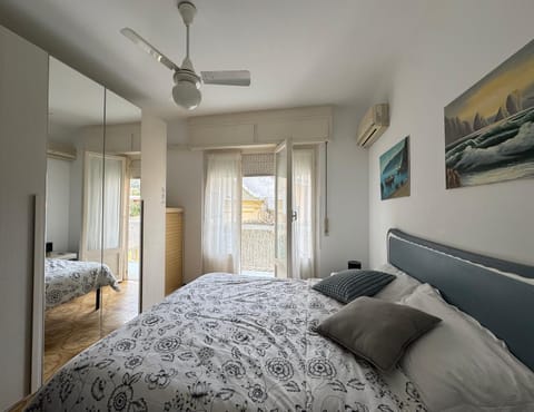 Bed, Photo of the whole room, Bedroom, air conditioner