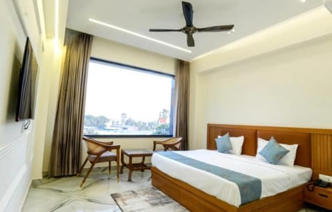 Bed, TV and multimedia, Photo of the whole room, Bedroom