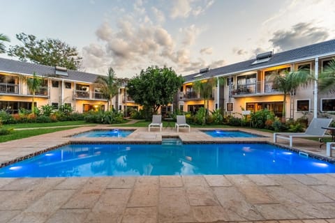 Property building, Garden view, Pool view, Swimming pool