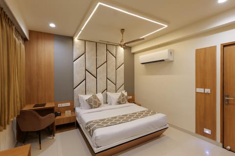 Bed, Photo of the whole room, Bedroom, air conditioner