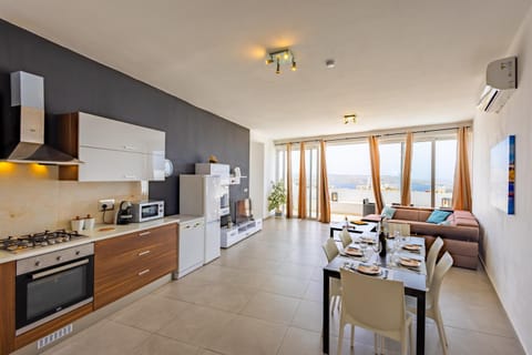 Living room, Seating area, Dining area, oven