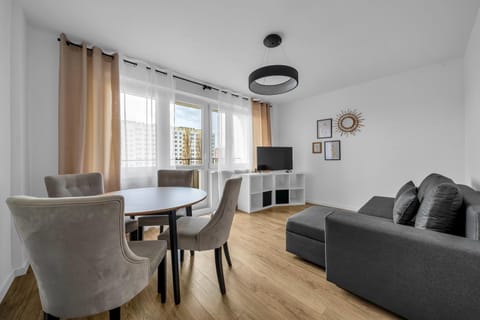 Communal lounge/ TV room, TV and multimedia, Living room, Seating area, Dining area, Evening entertainment