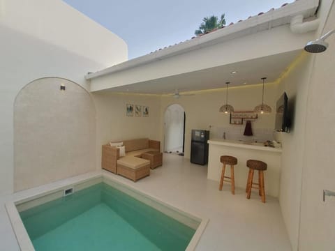 Living room, Dining area, Swimming pool