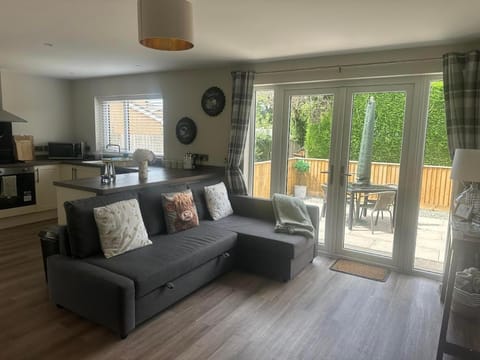 Modern, newly built 2 bedroom bungalow with free parking, sleeps 6 Apartment in Hereford
