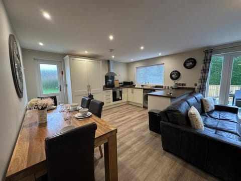 Modern, newly built 2 bedroom bungalow with free parking, sleeps 6 Apartment in Hereford
