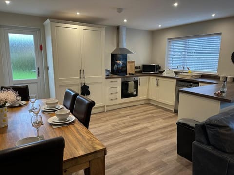 Modern, newly built 2 bedroom bungalow with free parking, sleeps 6 Apartment in Hereford