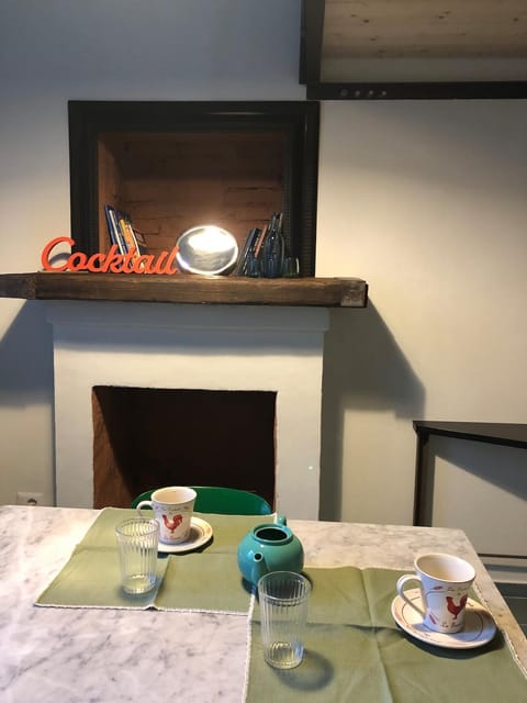 Coffee/tea facilities, fireplace