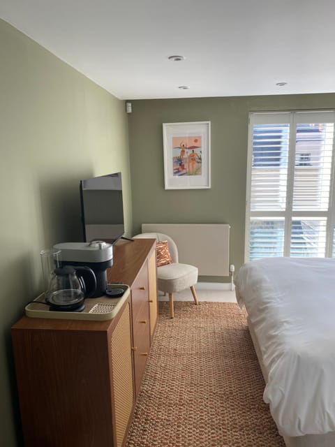 The Green Room - ROOM & EN-SUITE ONLY Vacation rental in Cheltenham