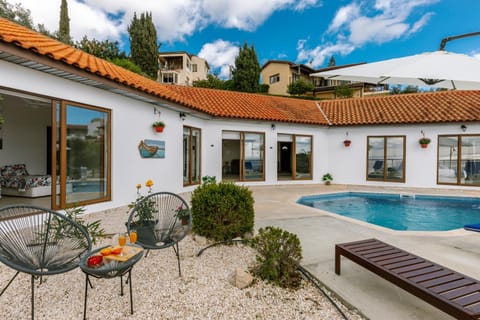 Property building, Patio, Day, Pool view, Swimming pool, sunbed