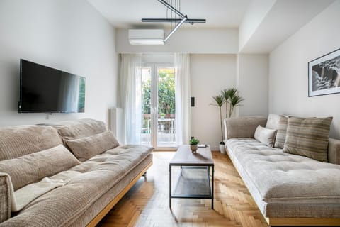 TV and multimedia, View (from property/room), Living room, Decorative detail, Seating area, air conditioner