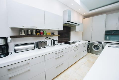 Coffee/tea facilities, Kitchen or kitchenette, dishwasher, oven, stove, toaster, washing machine, dryer