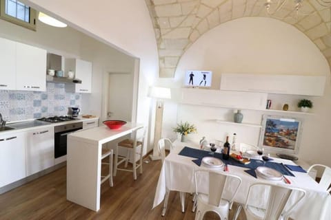 Kitchen or kitchenette, Dining area, stove