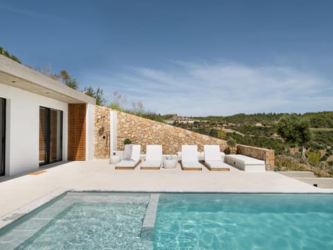 Property building, Day, Mountain view, Swimming pool, sunbed