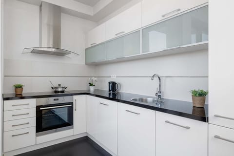 Coffee/tea facilities, Kitchen or kitchenette, stove