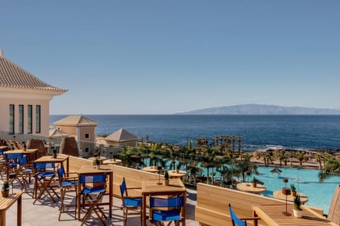 Restaurant/places to eat, View (from property/room), Balcony/Terrace, Lounge or bar, Dining area, Sea view, Swimming pool