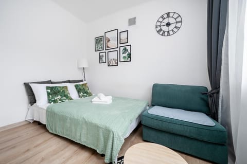 Bed, Living room, Photo of the whole room, Seating area, Bedroom