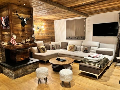 Communal lounge/ TV room, Communal lounge/ TV room, TV and multimedia, Living room, Seating area, Evening entertainment