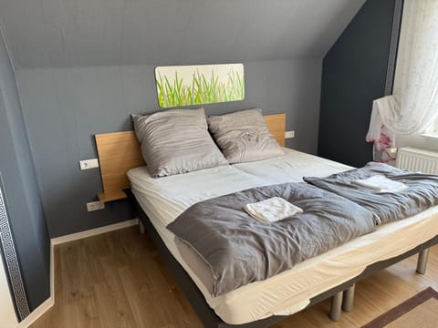 Bed, Photo of the whole room, towels