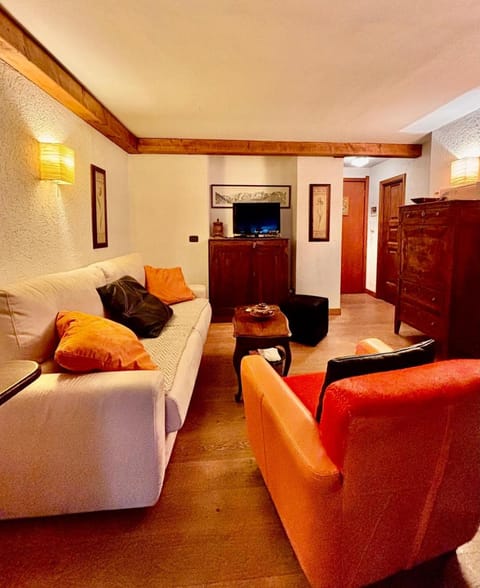 Communal lounge/ TV room, TV and multimedia, Living room, Seating area, Evening entertainment