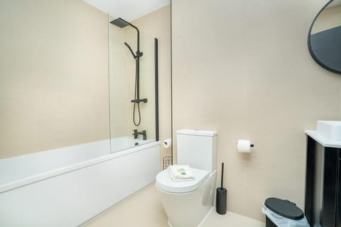 Bright & Contemporary 2 Bed Flat in Birmingham Apartment in Metropolitan Borough of Solihull